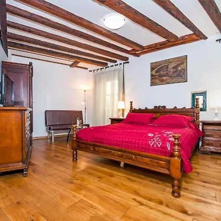 Classic-style Oscar Ii Apartament
