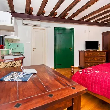 Classic-style Oscar Ii Appartement